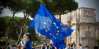 Drapeaux européens symbolisant union, diversité culturelle et identité du continent