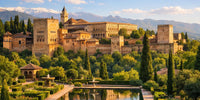 Vue de l’Alhambra de Grenade avec palais mauresque, jardins raffinés et architecture historique
