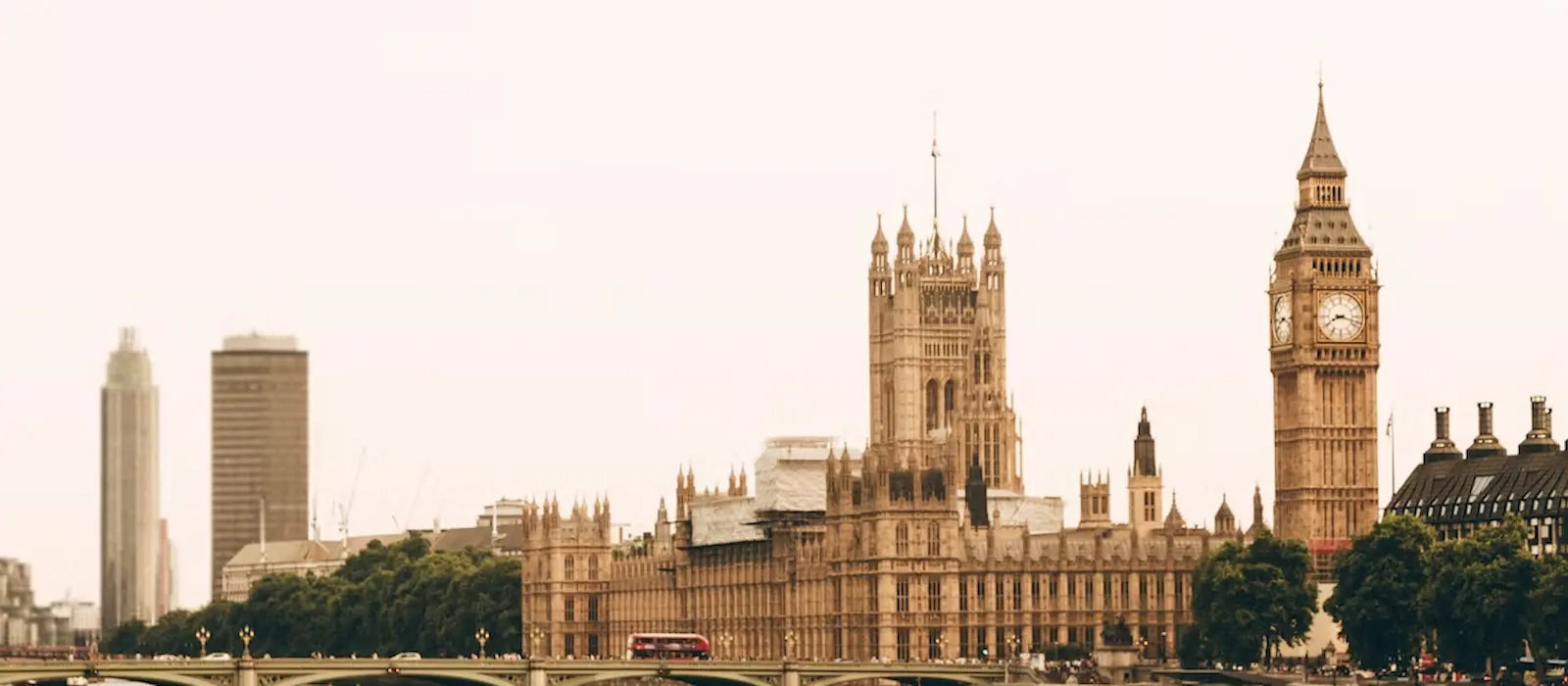 Aperçu du Royaume-Uni illustrant culture britannique, villes emblématiques et identité insulaire
