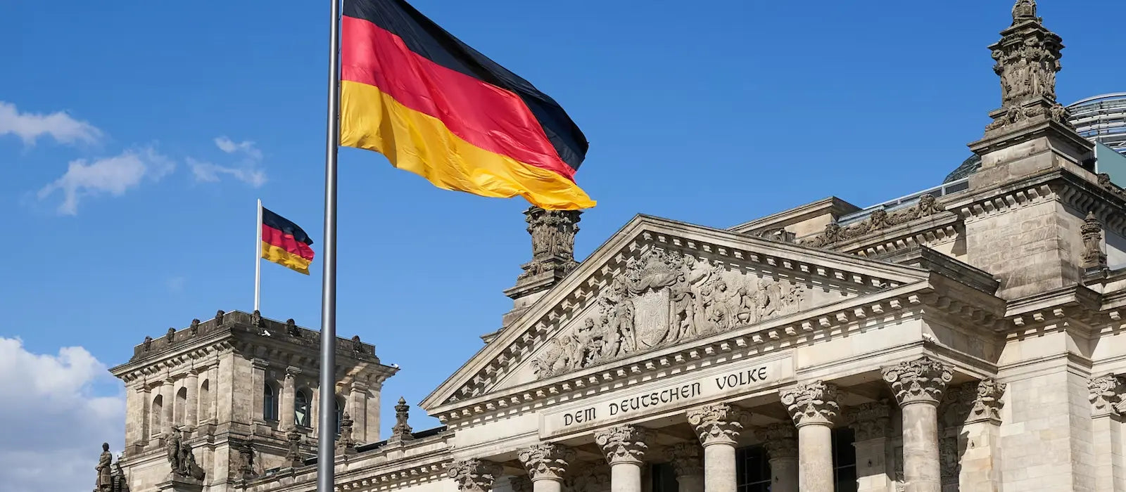 Drapeau allemand flottant dans un environnement urbain symbolisant l’identité nationale