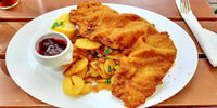 Schnitzel allemand pané servi chaud avec accompagnement