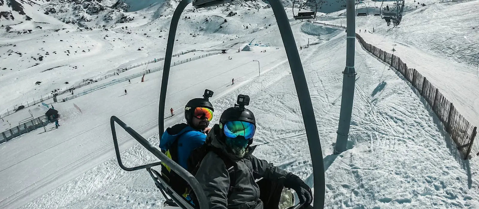 Touristes profitant d’activités de plein air en Andorre, Ski