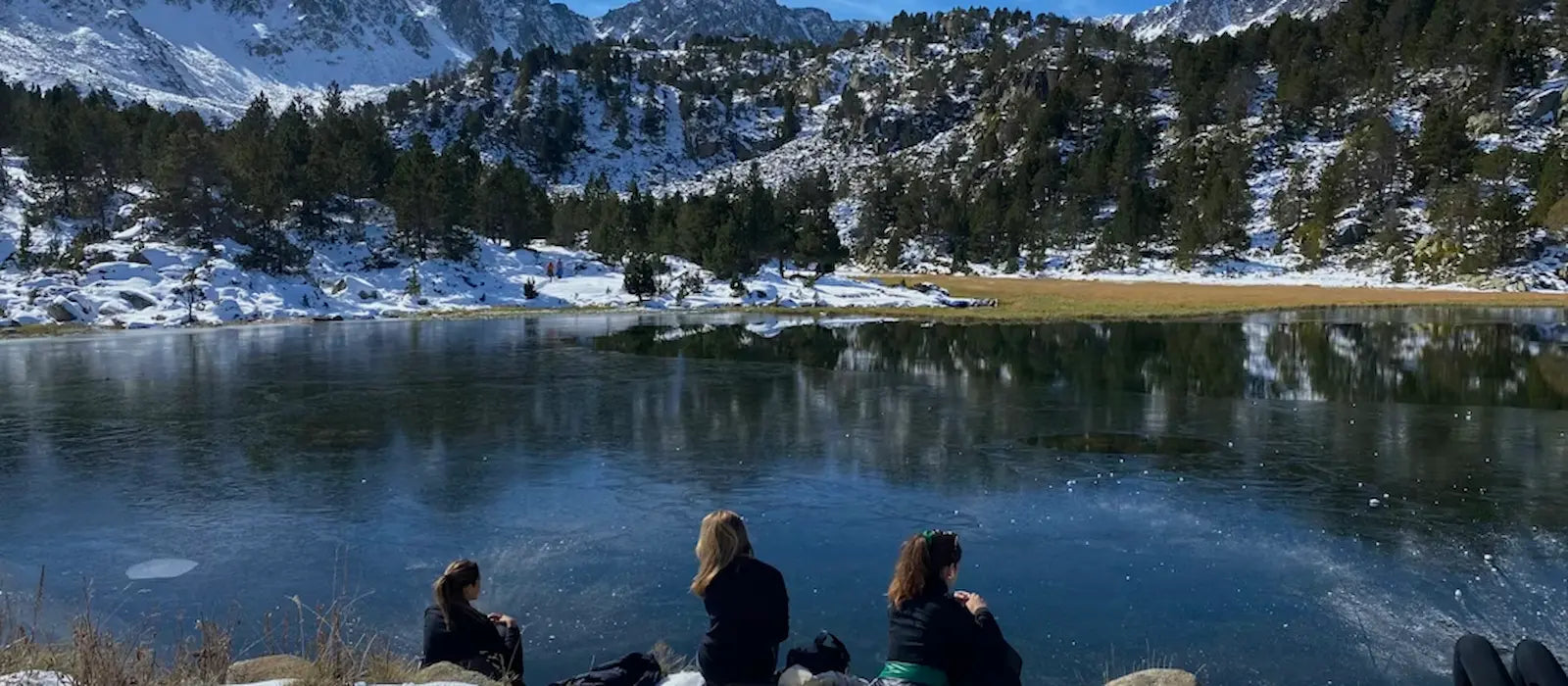 Ciel clair et ensoleillé sur montagnes et vallées andorranes