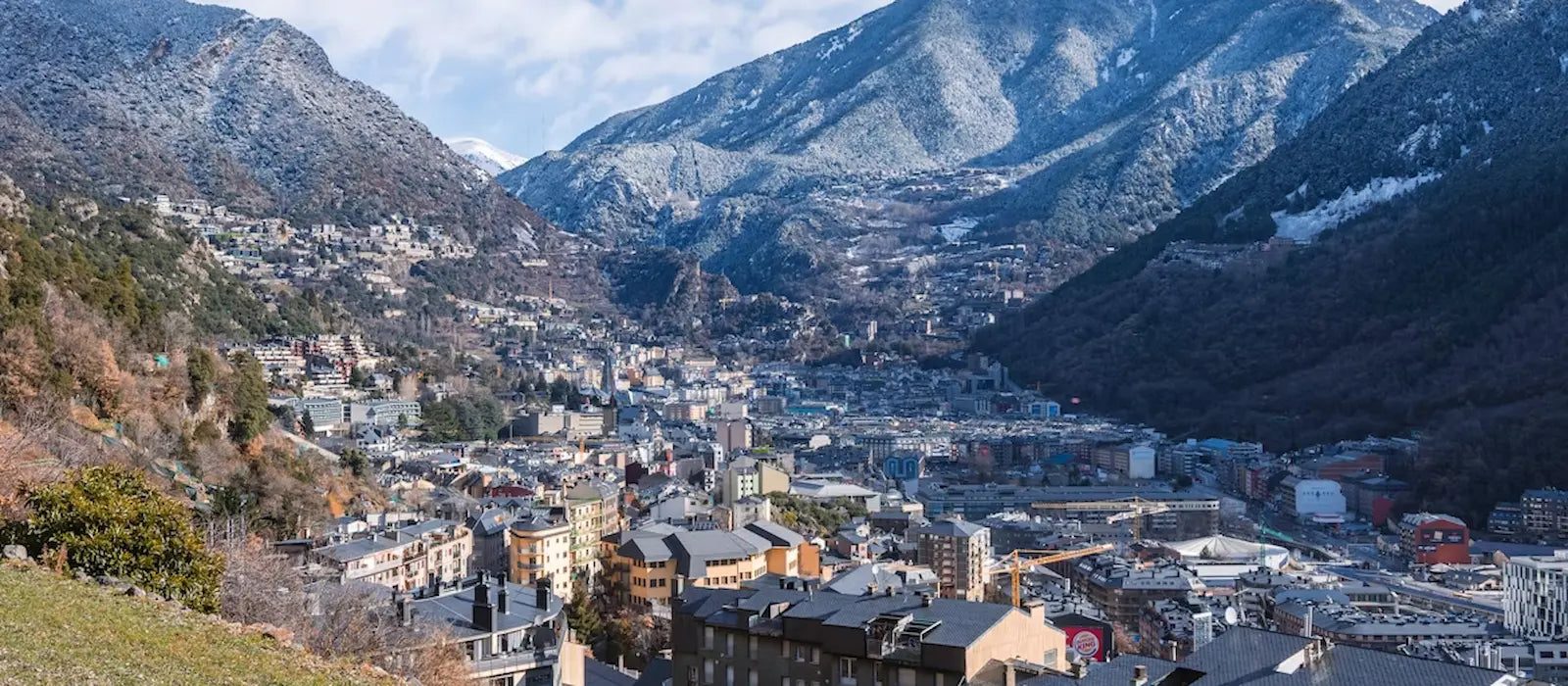 Panorama général des montagnes et vallées d’Andorre