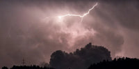 Orage en Autriche avec ciel sombre et nuages