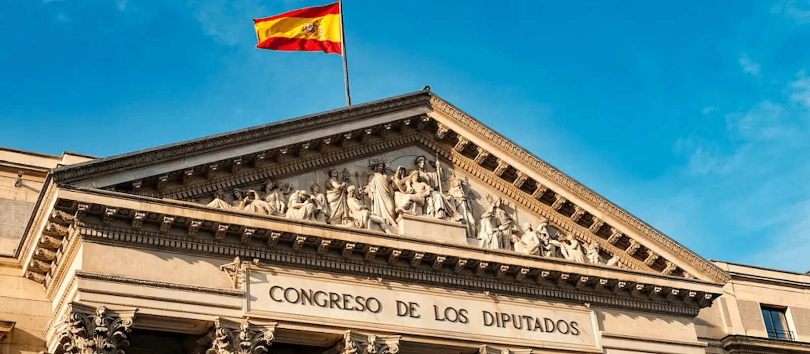 Drapeau espagnol représentant l’identité nationale dans un contexte culturel et institutionnel