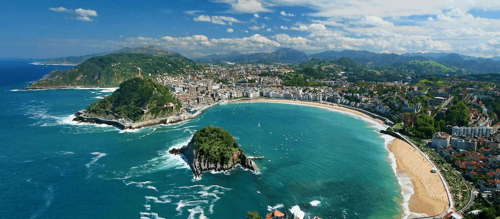 Scène urbaine espagnole montrant architecture typique, vie locale et atmosphère chaleureuse