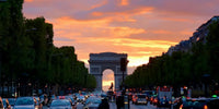 Arc de Triomphe à Paris symbolisant histoire nationale, architecture monumentale et axe urbain