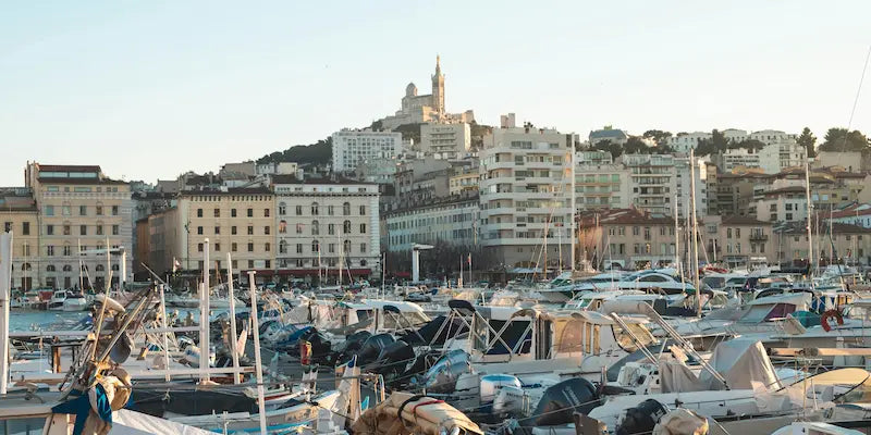Port de Marseille montrant activité maritime, bateaux et ouverture méditerranéenne de la ville