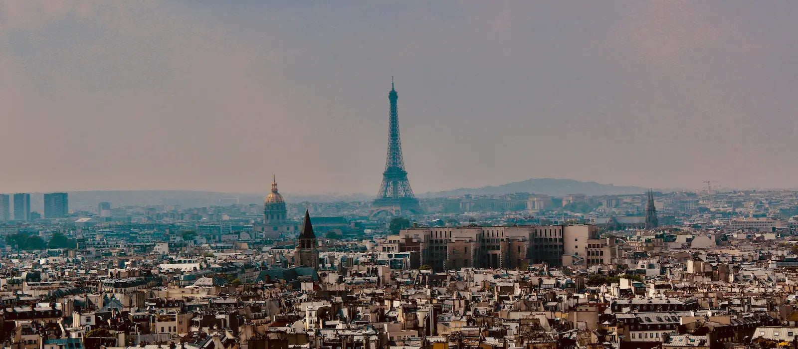 Présentation de la France mettant en avant patrimoine culturel, Paris et identité nationale