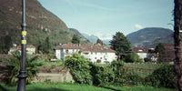 Vue de Bolzano en Italie avec montagnes alpines, architecture tyrolienne et cadre naturel apaisant
