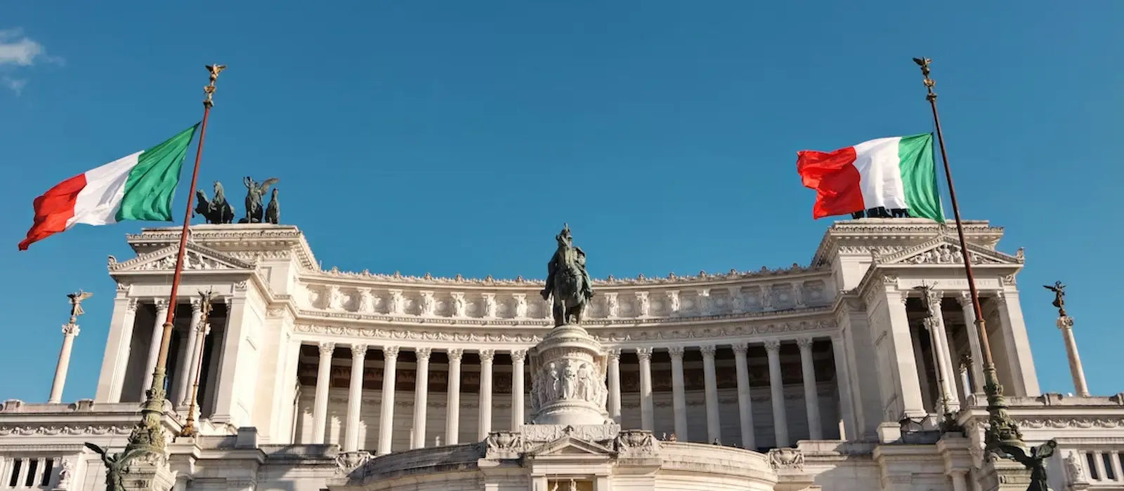 Drapeau italien flottant symbolisant identité nationale, culture et fierté du pays