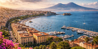 Ville de Naples en Italie avec vue urbaine, baie et silhouette du Vésuve