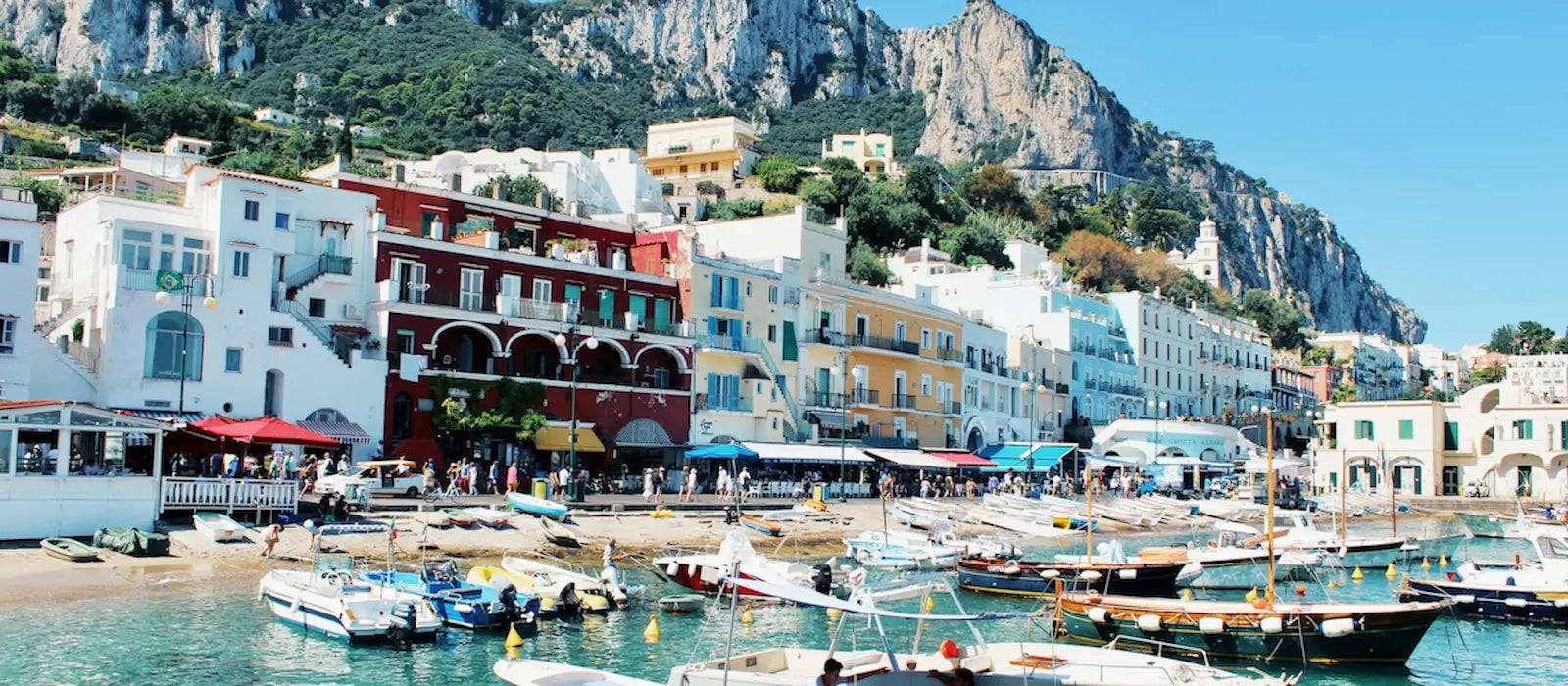 Vue d’une ville italienne avec architecture historique, places animées et atmosphère méditerranéenne