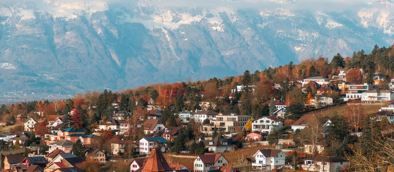 Panorama général du Liechtenstein entre montagnes et vallée verdoyante