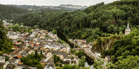 Vue panoramique sur les vallées verdoyantes du Grand-Duché de Luxembourg.