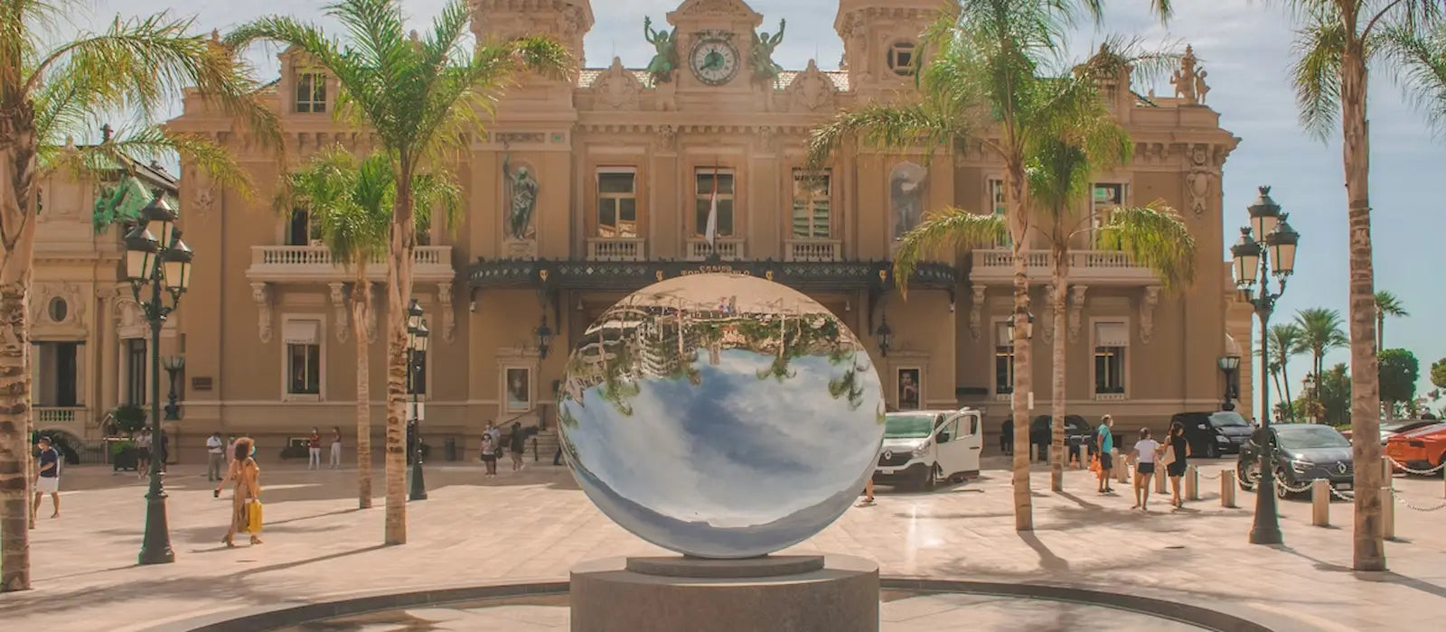 Touristes et locaux profitant des activités et loisirs variés proposés dans les rues animées de Monaco