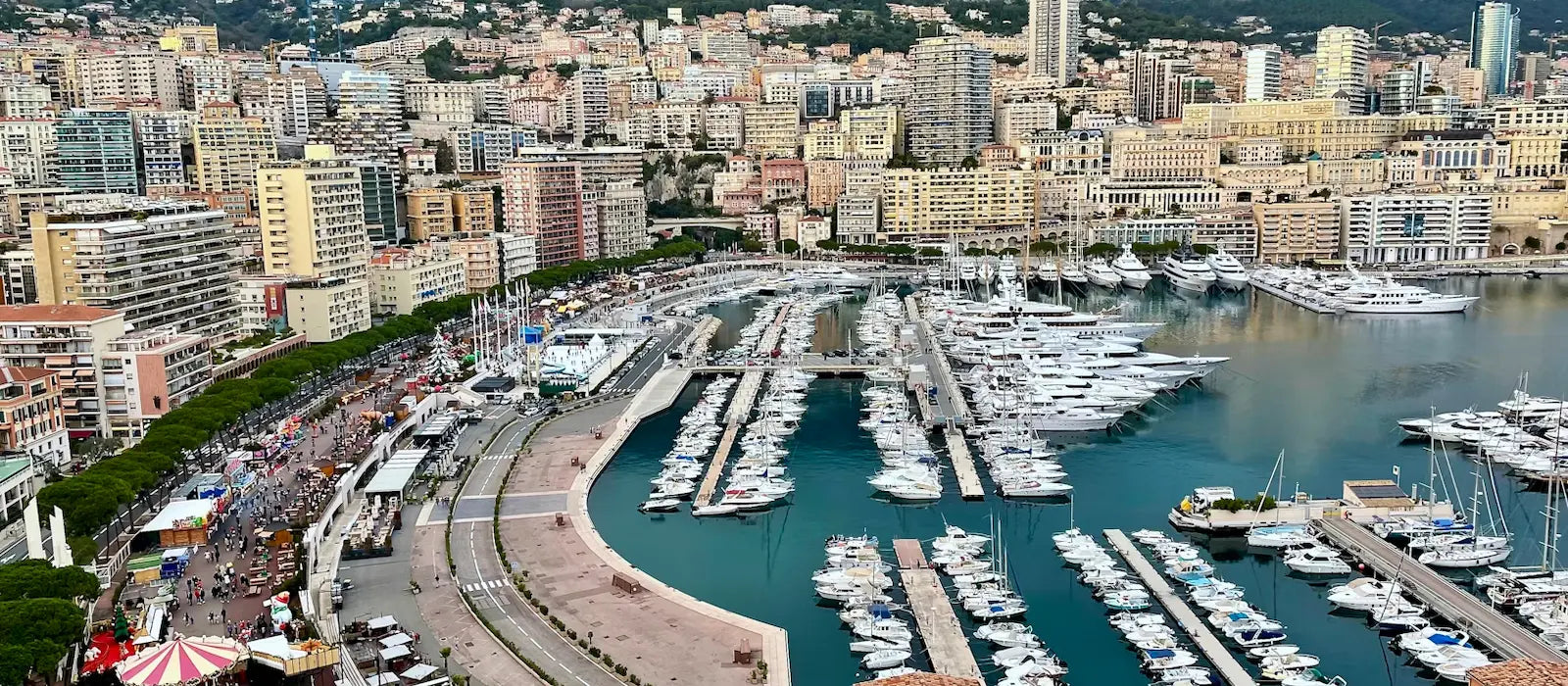 Vue panoramique montrant la géographie compacte de Monaco, ses collines et son littoral méditerranéen