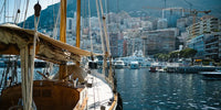 Port de Monaco avec yachts et bateaux amarrés, offrant une vue emblématique sur le littoral et la ville