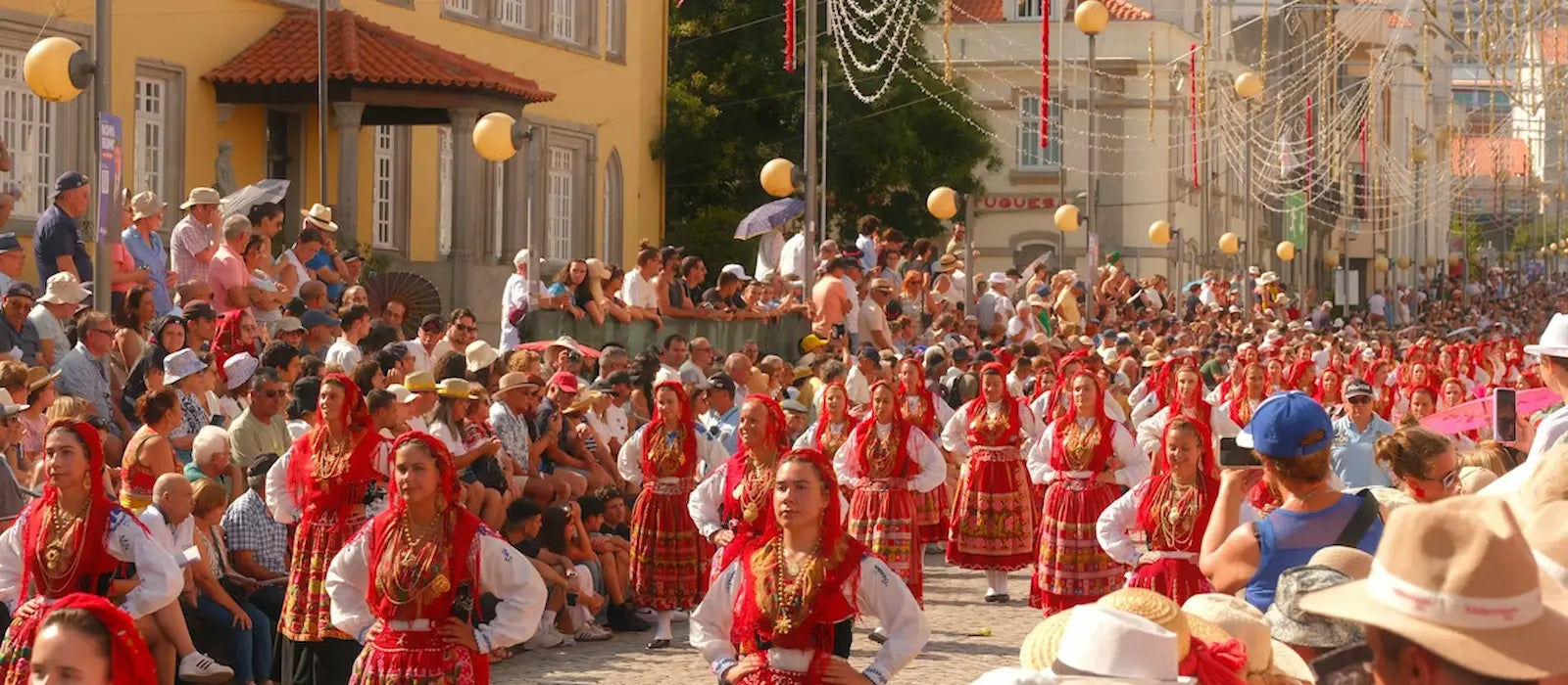 Traditions du Portugal mettant en valeur fêtes locales, patrimoine historique et identité culturelle