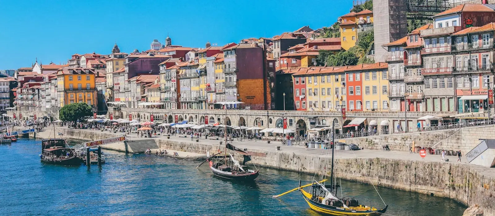 Vue d’une ville portugaise avec façades colorées, rues pavées et ambiance méditerranéenne