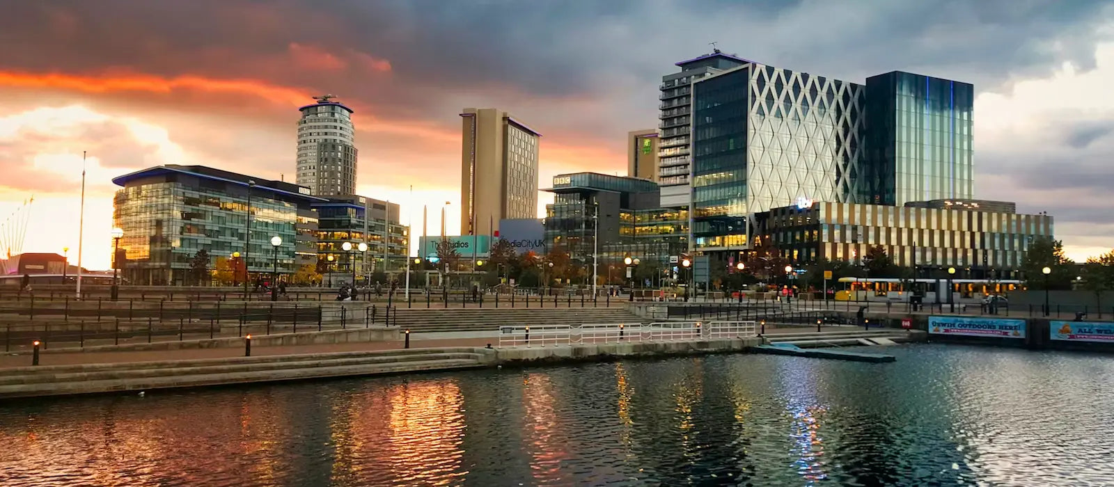 Vue d’une ville emblématique du Royaume-Uni avec architecture historique, rues animées et ambiance urbaine