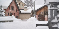 Village de Bever en Suisse sous la neige avec paysage et maisons
