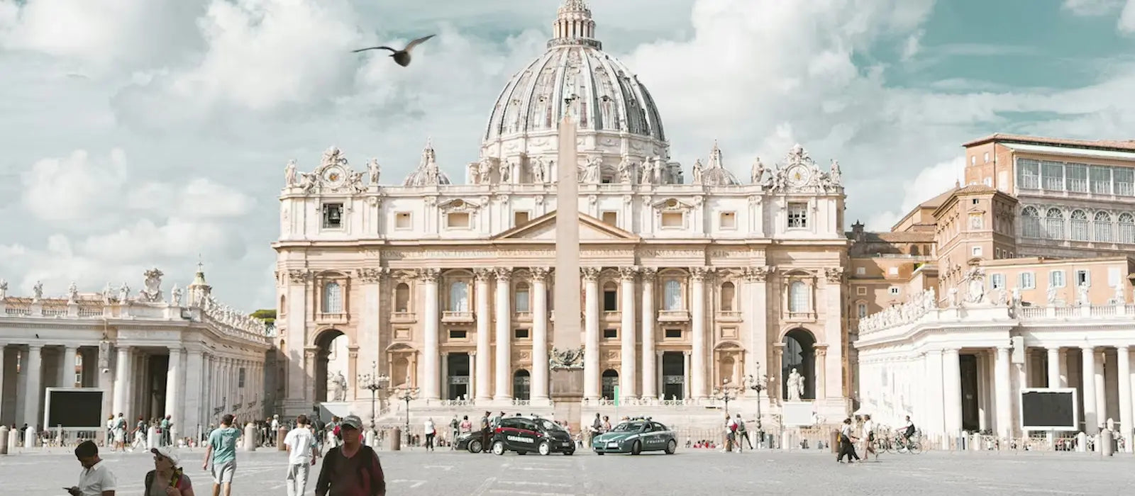 Touristes découvrant le Vatican et ses monuments célèbres